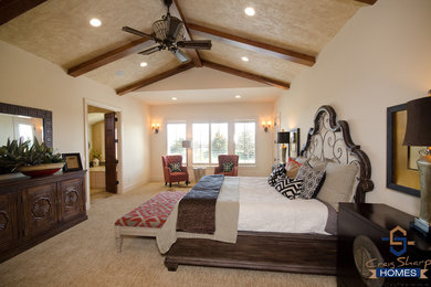 Стильный дизайн: большая хозяйская спальня в современном стиле с ковровым покрытием и балками на потолке - последний тренд