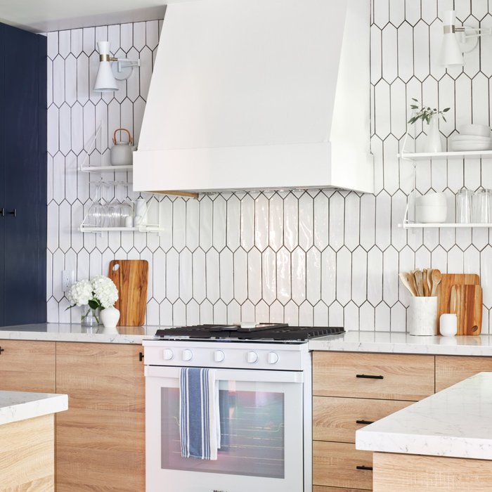 Enclosed kitchen - mid-sized modern porcelain tile and beige floor enclosed kitchen idea in Toronto with a farmhouse sink, flat-panel cabinets, blue cabinets, quartz countertops, white backsplash, por