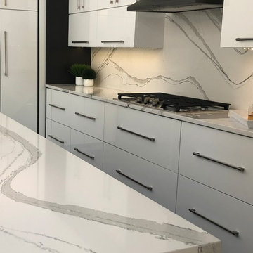 Door Style: Duet | High-gloss White and Gray Lines Textured Melamine