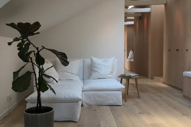 Exempel på en minimalistisk garderob, med beiget golv