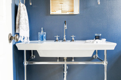 シカゴにあるラグジュアリーな小さなトランジショナルスタイルのおしゃれな浴室 (白いキャビネット、分離型トイレ、青い壁、大理石の床、コンソール型シンク、白い床、白い洗面カウンター、独立型洗面台、板張り天井) の写真