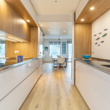 Aménagement d'une cuisine "couloir" dans une villa en bord de mer