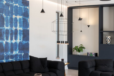 Inspiration pour un grand salon design avec un mur bleu et du papier peint.