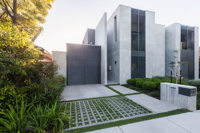 Design ideas for a mid-sized contemporary garden in Melbourne.