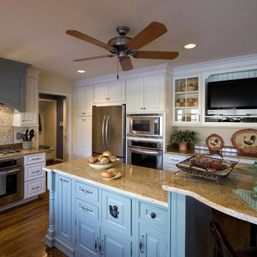 Traditional Bi-colored Kitchen with Island