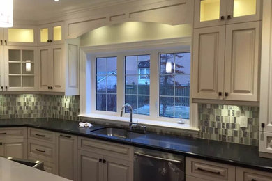 Kitchen - mid-sized modern l-shaped kitchen idea in Toronto