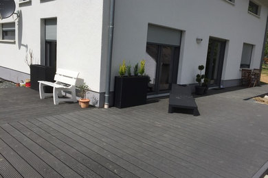 Große, Unbedeckte Moderne Terrasse neben dem Haus mit Kübelpflanzen in Sonstige