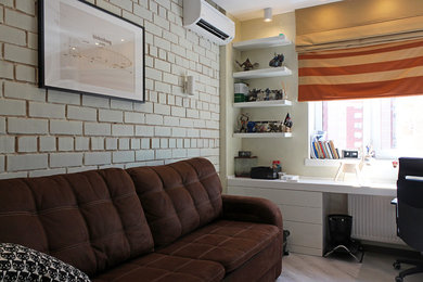 Свежая идея для дизайна: гостиная комната в стиле лофт с бежевыми стенами и полом из ламината - отличное фото интерьера