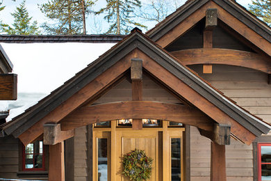 Modelo de fachada de casa marrón de estilo americano de tamaño medio de dos plantas con revestimiento de madera, tejado a dos aguas y tejado de teja de madera