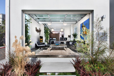 Example of a minimalist living room design in Orange County