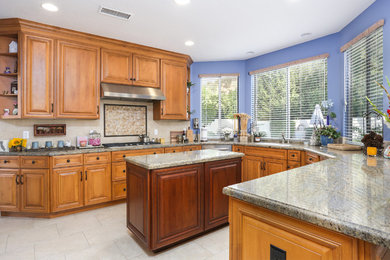 Example of a kitchen design in San Francisco
