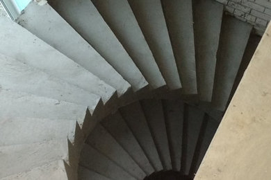 Свежая идея для дизайна: винтовая бетонная лестница среднего размера с бетонными ступенями - отличное фото интерьера