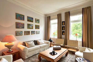 Ejemplo de sala de estar abierta asiática grande con paredes beige, suelo de madera en tonos medios y suelo marrón