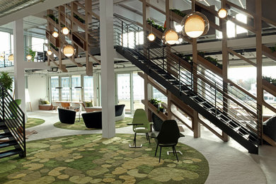 Geräumiges Modernes Arbeitszimmer mit Teppichboden in München