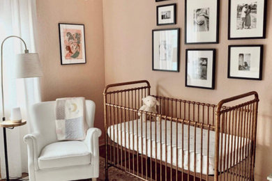 マイアミにあるお手頃価格のトランジショナルスタイルのおしゃれな赤ちゃん部屋 (ピンクの壁、クッションフロア、女の子用、茶色い床) の写真