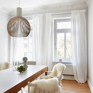 Idées déco pour une salle à manger scandinave de taille moyenne avec un mur blanc et un sol en bois brun.