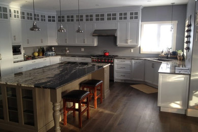 Example of a trendy kitchen design in Toronto