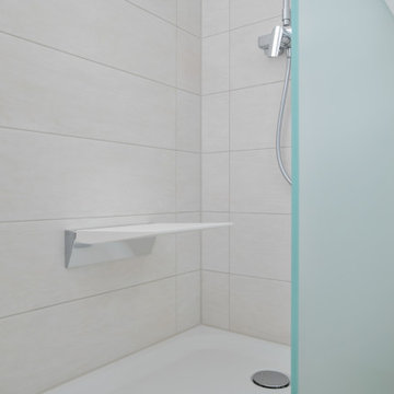 Helles Badezimmer mit bodengleicher Dusche