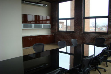 Foto de despacho moderno de tamaño medio con paredes beige, moqueta y escritorio empotrado
