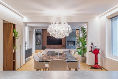 Esempio di una grande sala da pranzo aperta verso il soggiorno minimal con pareti bianche e pavimento in legno massello medio