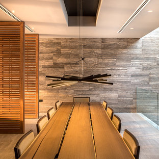 ハイデラバードのコンテンポラリースタイルのLDKの画像 (ベージュの壁)