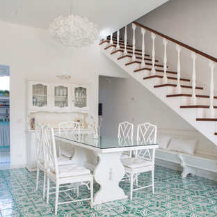 Inspiration pour une salle à manger ouverte sur le salon marine de taille moyenne avec un mur blanc, un sol en carrelage de céramique, aucune cheminée et un sol vert.