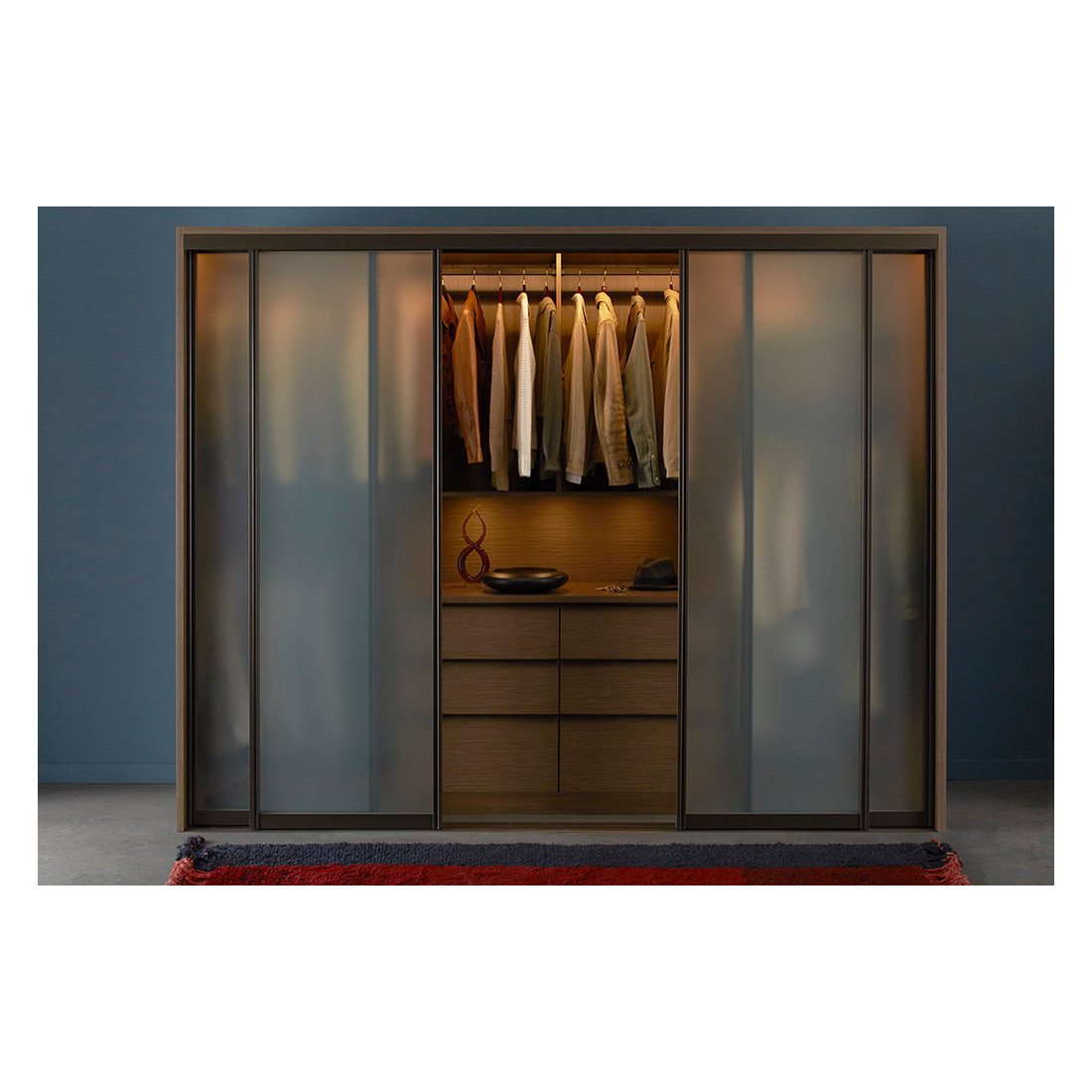 THE URBAN MASTER CLOSET