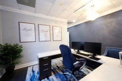 Imagen de despacho moderno grande sin chimenea con paredes azules, suelo vinílico, escritorio independiente y suelo gris