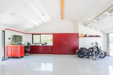 Example of a minimalist garage design in Los Angeles