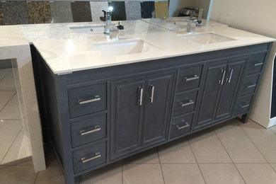 Example of a transitional bathroom design in Toronto