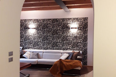 Immagine di un grande soggiorno minimal aperto con pareti grigie, parquet scuro e pavimento multicolore