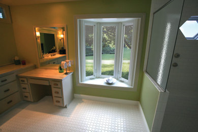 Bathroom - contemporary bathroom idea in Chicago