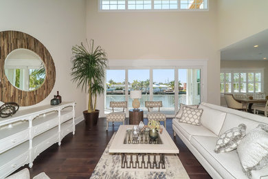 Large transitional home design photo in Tampa