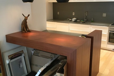 Home office - contemporary home office idea in Toronto