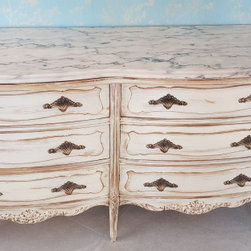 Mueble auxiliar de cajones con acabado en blanco envejecido - Living Room Furniture