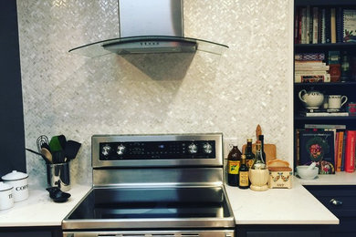 Example of a mid-sized minimalist u-shaped eat-in kitchen design in Dallas with an undermount sink, shaker cabinets, gray cabinets, quartz countertops, white backsplash, ceramic backsplash, stainless steel appliances and an island