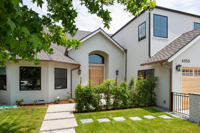 Großes, Zweistöckiges Landhausstil Einfamilienhaus mit Faserzement-Fassade, grauer Fassadenfarbe, Satteldach, Schindeldach und grauem Dach in Los Angeles