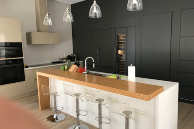 Kitchen - kitchen idea in Miami