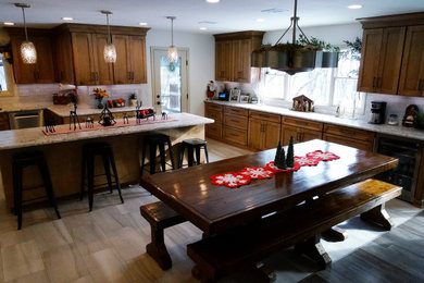 Example of a kitchen design in Milwaukee