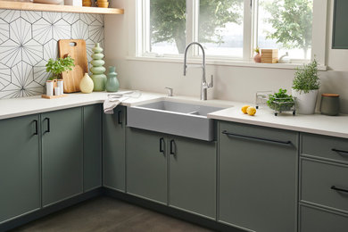 Imagen de cocina clásica renovada con fregadero sobremueble, armarios estilo shaker, puertas de armario verdes, salpicadero blanco, suelo gris y encimeras blancas