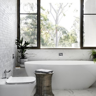 Inspiration pour une salle de bain design de taille moyenne avec un placard à porte plane, des portes de placard blanches, une baignoire indépendante, un WC à poser, un carrelage multicolore, carrelage en métal, un mur multicolore, une vasque, un plan de toilette en bois, un sol multicolore et un sol en marbre.