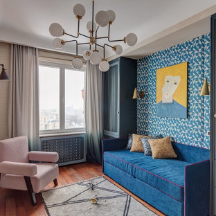 Создайте стильный интерьер: детская в стиле фьюжн с синими стенами, паркетным полом среднего тона и коричневым полом - последний тренд