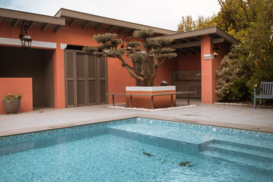 Idée de décoration pour une piscine tradition.