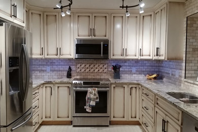 Kitchen - kitchen idea in Calgary