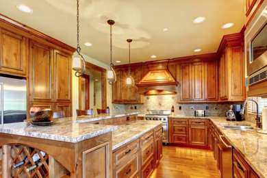 Example of a classic kitchen design in Miami