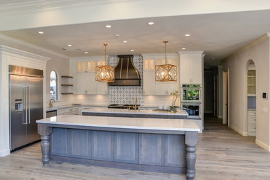 Transitional kitchen photo in Sacramento