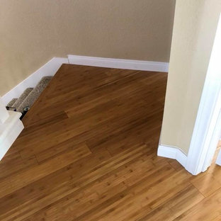 Idéer för mellanstora vintage hallar, med beige väggar, bambugolv och flerfärgat golv