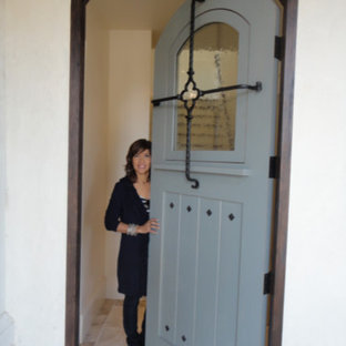 Exempel på en eklektisk ingång och ytterdörr, med en enkeldörr och en grå dörr