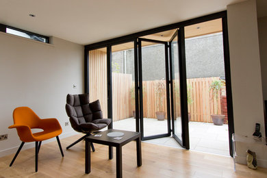 This is an example of a medium sized contemporary home in Glasgow.