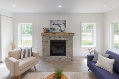 Arts and crafts living room photo in Toronto